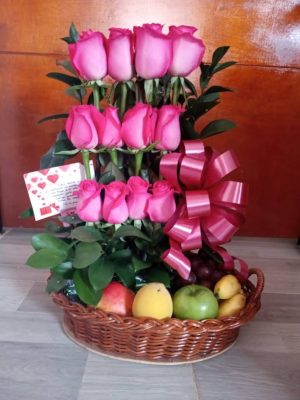 Arreglo por 12 rosas frutal R071