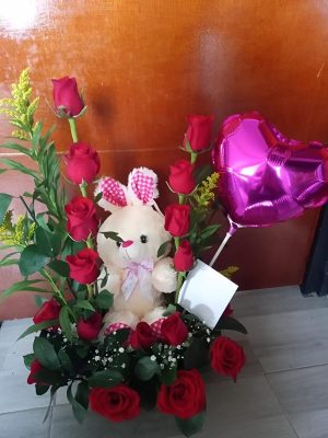Peluche, globo y 12 rosas R45