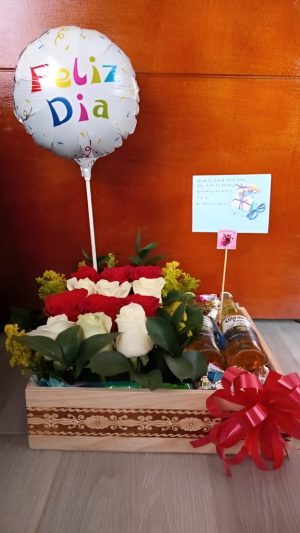 Caja de rosas con cervezas, chocolates y globo R60