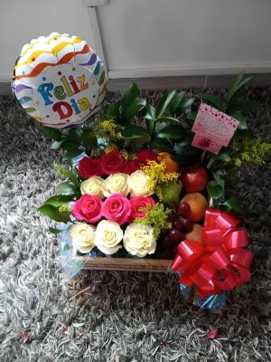 Caja de frutas con 12 rosas R67