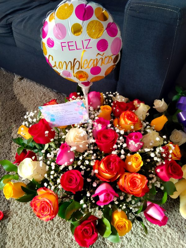 Arreglo 40 Rosas de colores y globo R88