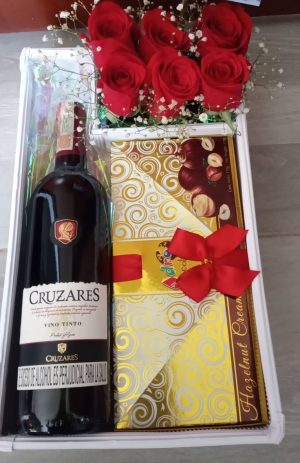 Caja vino chocolates y 6 rosas R84