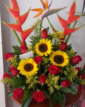 Heliconia, ave del paraiso, girasoles y rosas R85