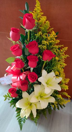 Arreglo por 10 rosas y lirios R17