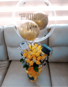 Jarrón Grado x 24 rosas, globo personalizado y gorro R164