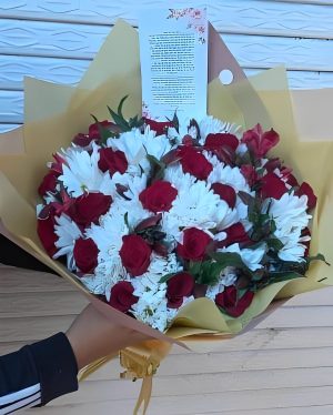 Bouquet X24 Rosas y Flores blancas (Margaritas, pompones, chirozas), en Papel Coreano R176