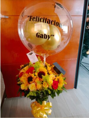 arrón de rosas y girasoles, globo personalizado y gorro R166 - Floristería en Duitama a domicilio Te Mando Flores